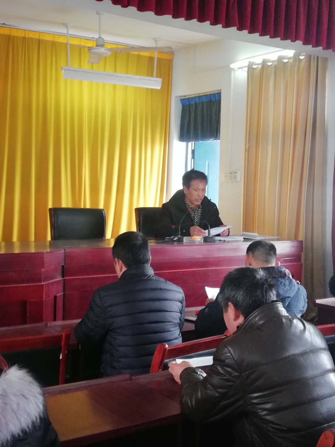 春风春雨送温暖 扶贫脱贫我帮忙 淅川厚坡一中召开扶贫工作会