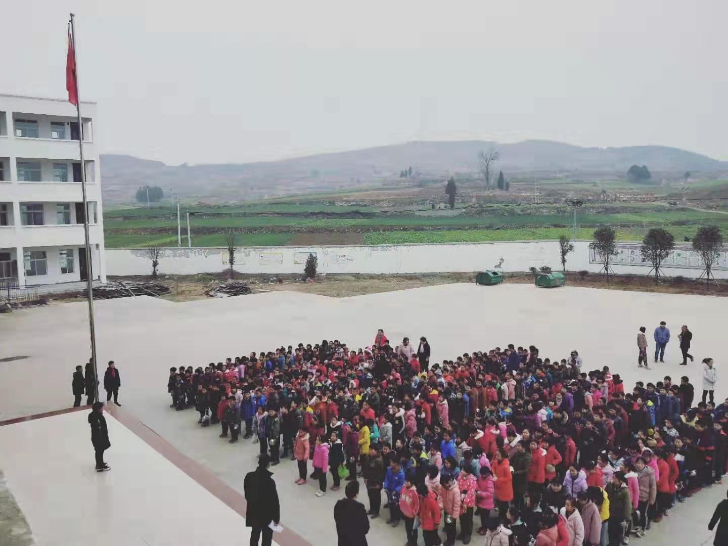 三月春意暖 学习雷锋忙 ——淅川县滔河乡直小学召开“学雷锋见行动”动员会