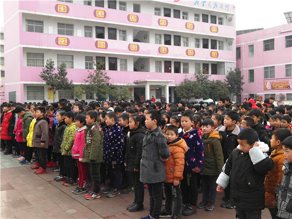 香花镇中心小学举行学雷锋树新风活动