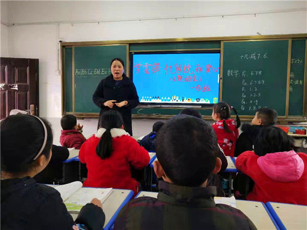 香花镇中心小学举行学雷锋树新风活动