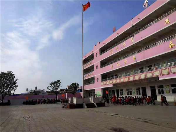 香花镇中心小学阳光大课间---激情跑操