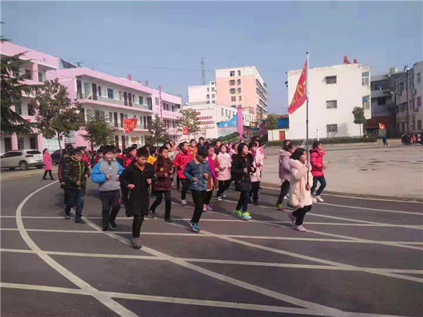 香花镇中心小学阳光大课间---激情跑操