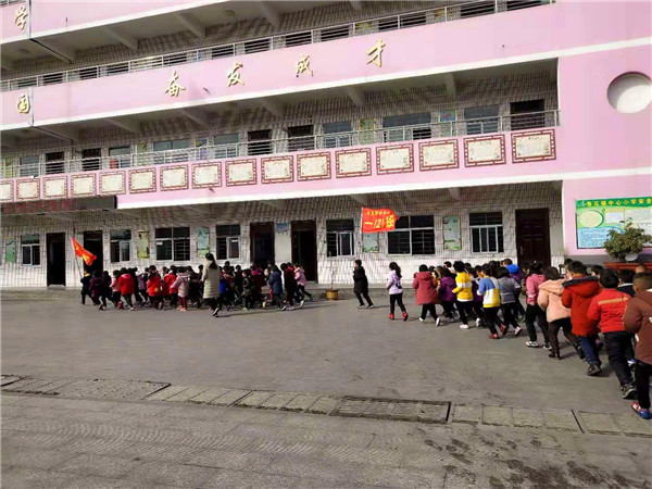 香花镇中心小学阳光大课间---激情跑操