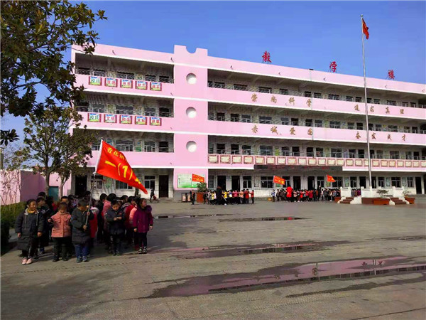 香花镇中心小学阳光大课间---激情跑操