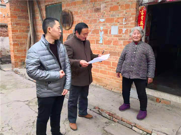 香花镇中心小学教育扶贫工作者坚决打赢脱贫攻坚战