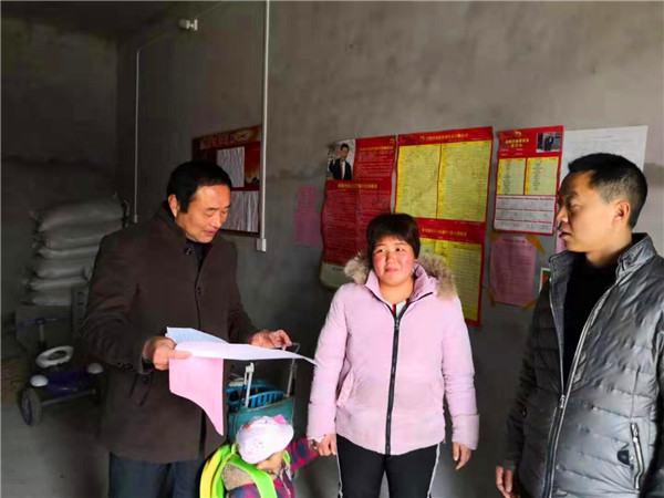 香花镇中心小学教育扶贫工作者坚决打赢脱贫攻坚战