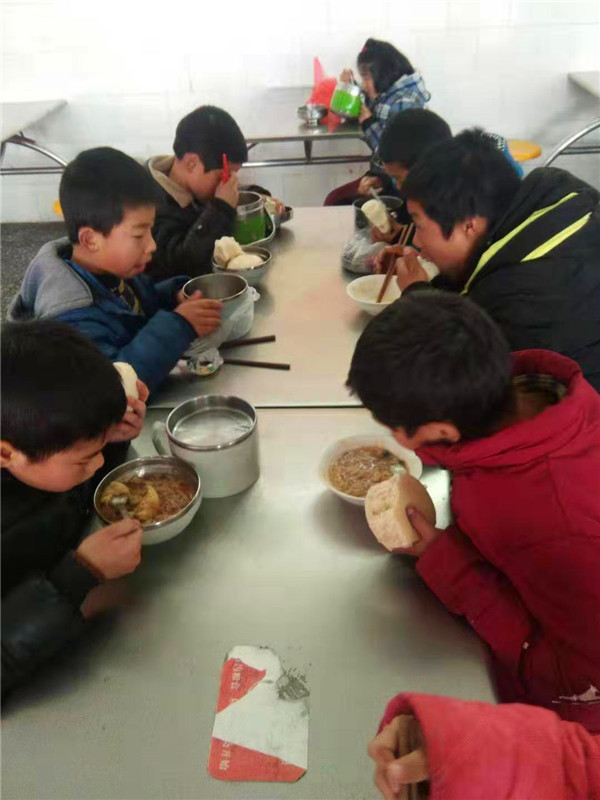 香花镇中心小学启动农村小学“营养餐” 工作