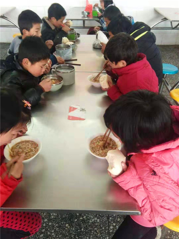 香花镇中心小学启动农村小学“营养餐” 工作