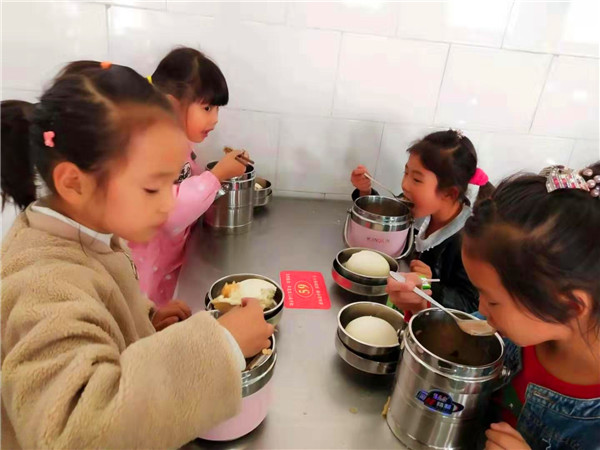 香花镇中心小学启动农村小学“营养餐” 工作