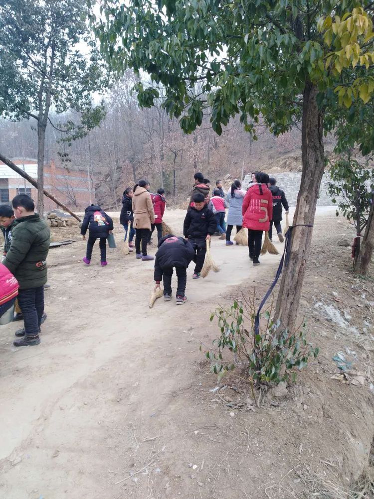 淅川县毛堂乡闫家沟小学：组织全校师生弘扬雷锋精神 争做时代典范