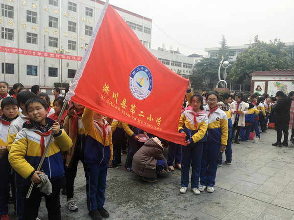 清洁社区卫生 传承雷锋精神