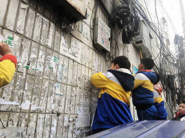 清洁社区卫生 传承雷锋精神