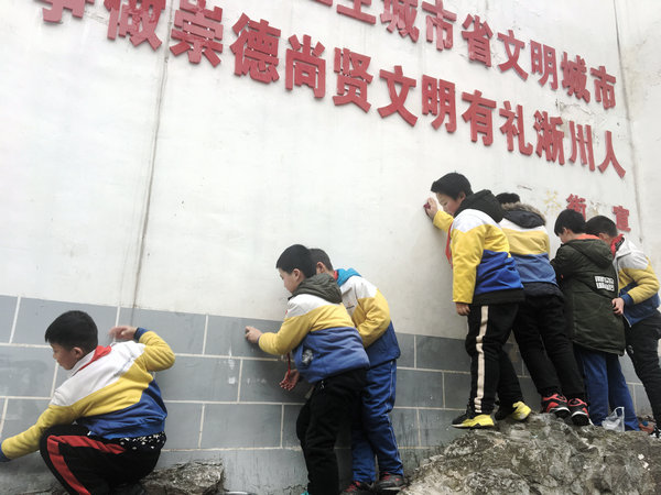 清洁社区卫生 传承雷锋精神