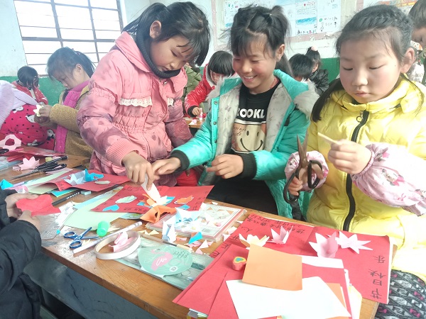 唐河县：小礼物大心意——桐河乡年庄小学孩子们制作贺卡感恩妈妈