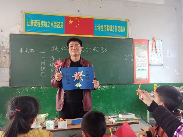 唐河县：小礼物大心意——桐河乡年庄小学孩子们制作贺卡感恩妈妈
