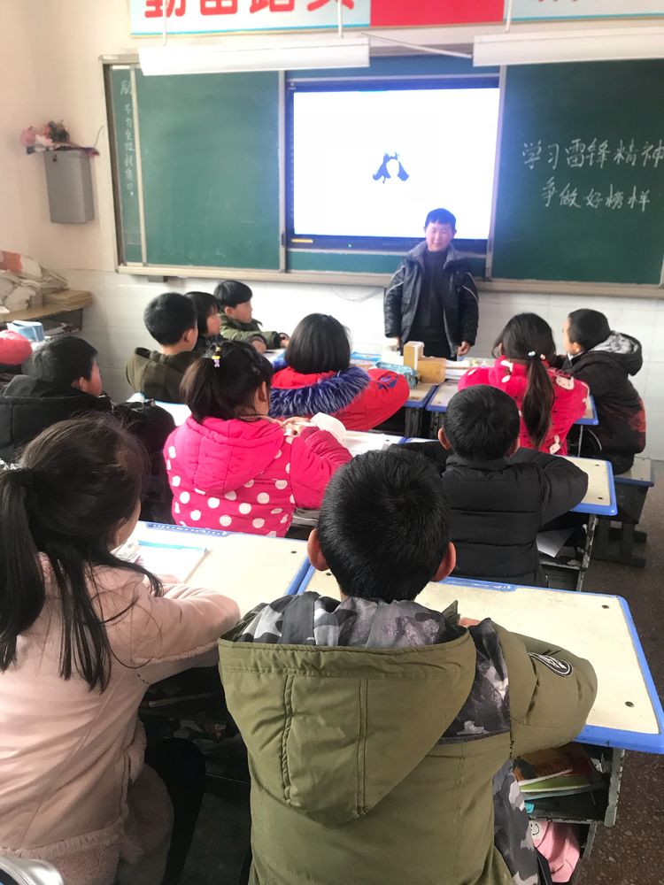 淅川县毛堂乡第一中心小学：举行学习雷锋精神，争做爱心少年活动