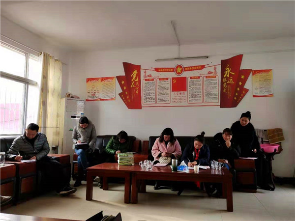 香花镇中心学校进行听评课教研活动