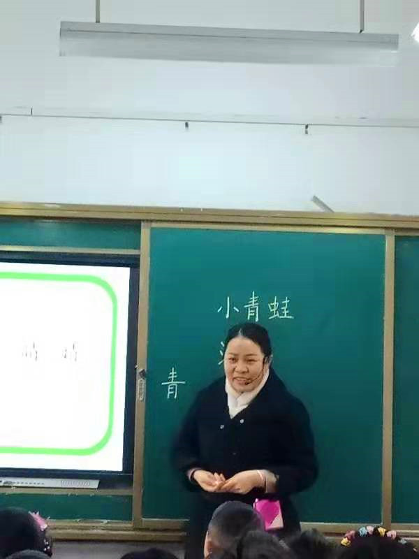 香花镇中心学校进行听评课教研活动