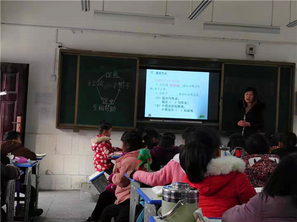 香花镇中心学校进行听评课教研活动