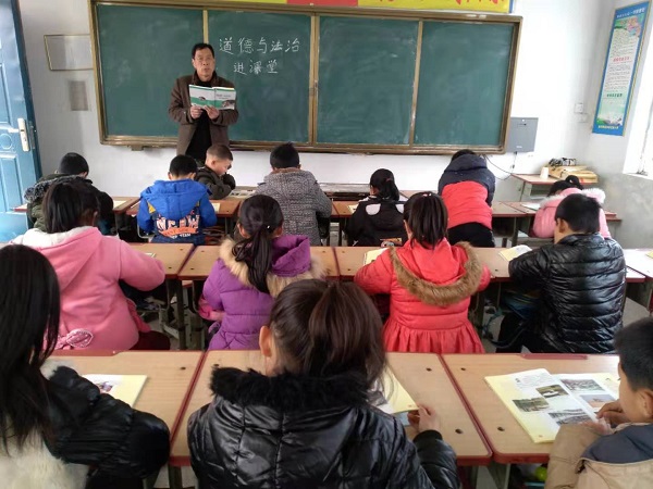 唐河县：桐河乡申老家小学开展道德法制研讨活动
