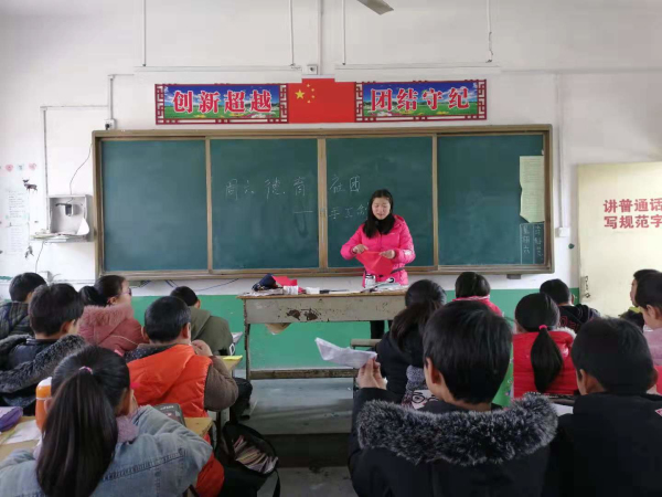 春来风景美 巧手能扮春 九重二中周六德育社团日活动手工社团开团