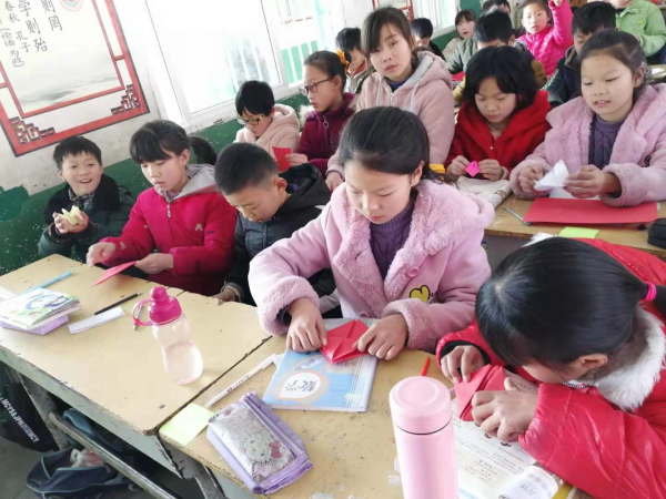 春来风景美 巧手能扮春 九重二中周六德育社团日活动手工社团开团