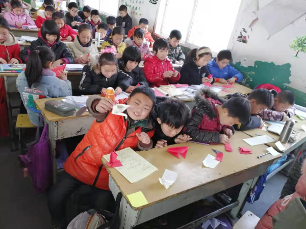 春来风景美 巧手能扮春 九重二中周六德育社团日活动手工社团开团