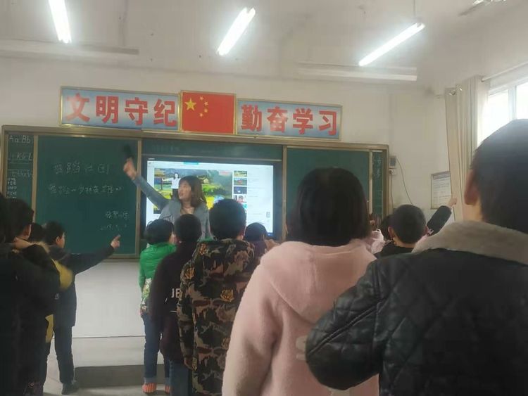美工创意剪贴 舞蹈舞出快乐---淅川县毛堂乡张营小学周六社团日活动掠影