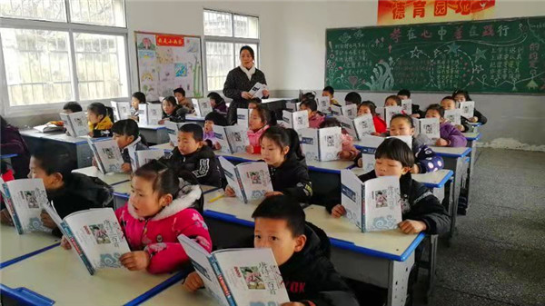 香花镇中心小学开展经典古诗词诵读活动