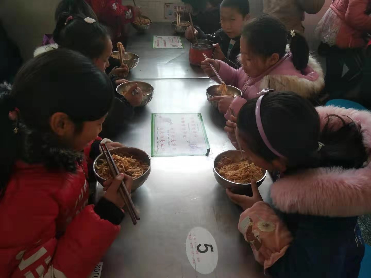 淅川县西簧乡卧龙岗小学：民心工程营养餐 以人为本助脱贫