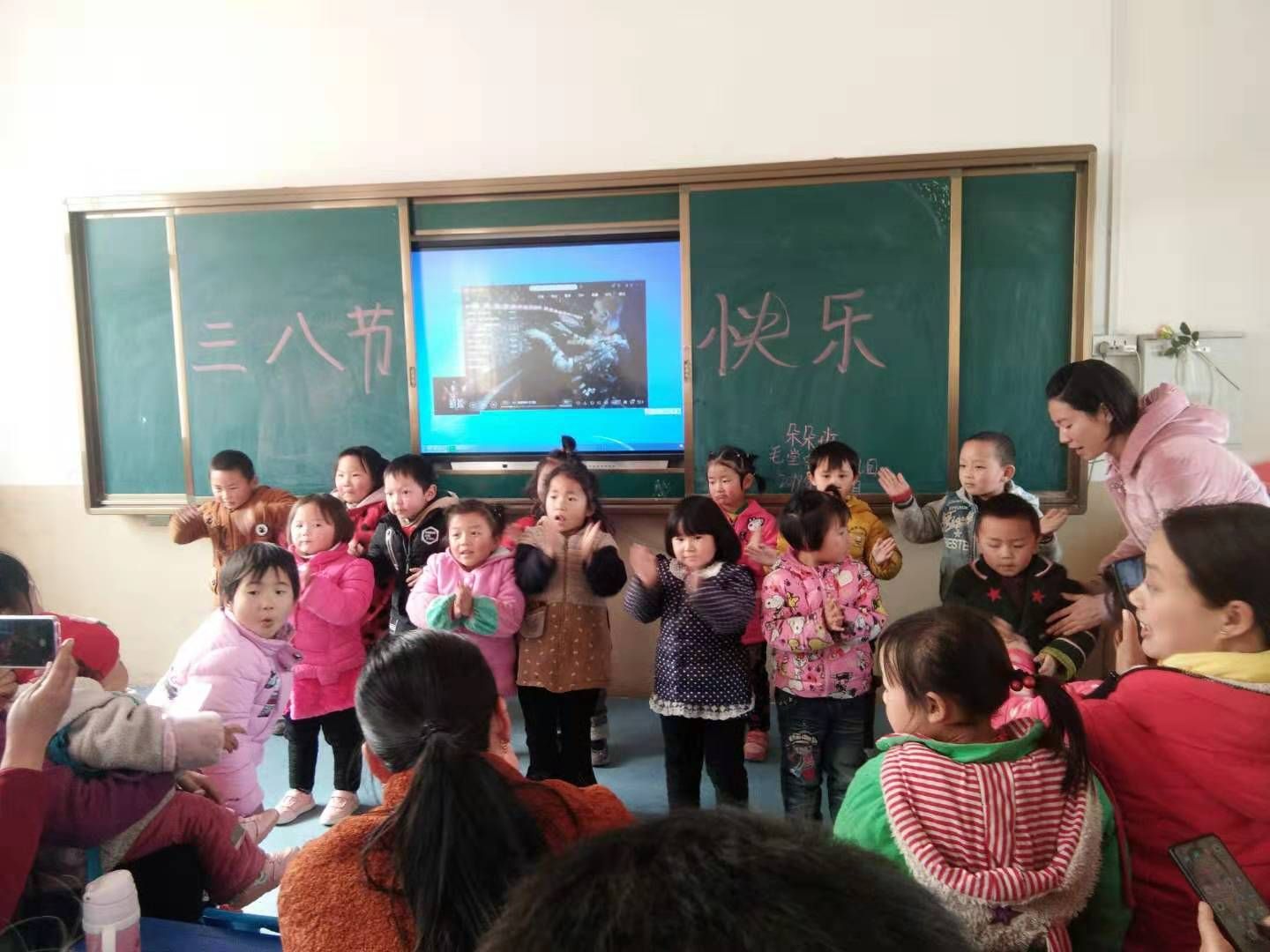 淅川县毛堂乡中心幼儿园：举行欢度妇女节 感恩伴我行活动