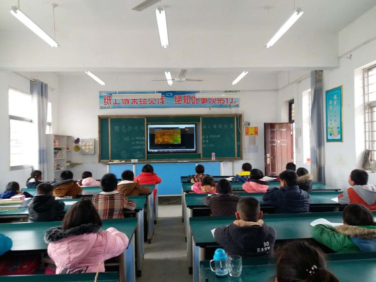 淅川县毛堂乡白树学校：举行诵读国学经典 学习英雄事迹活动