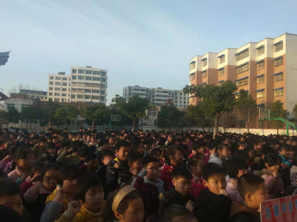 春风拂面人心爽 雷锋精神胜春风 淅川县九重二中举行“学雷锋 见行动”演讲暨动员大会