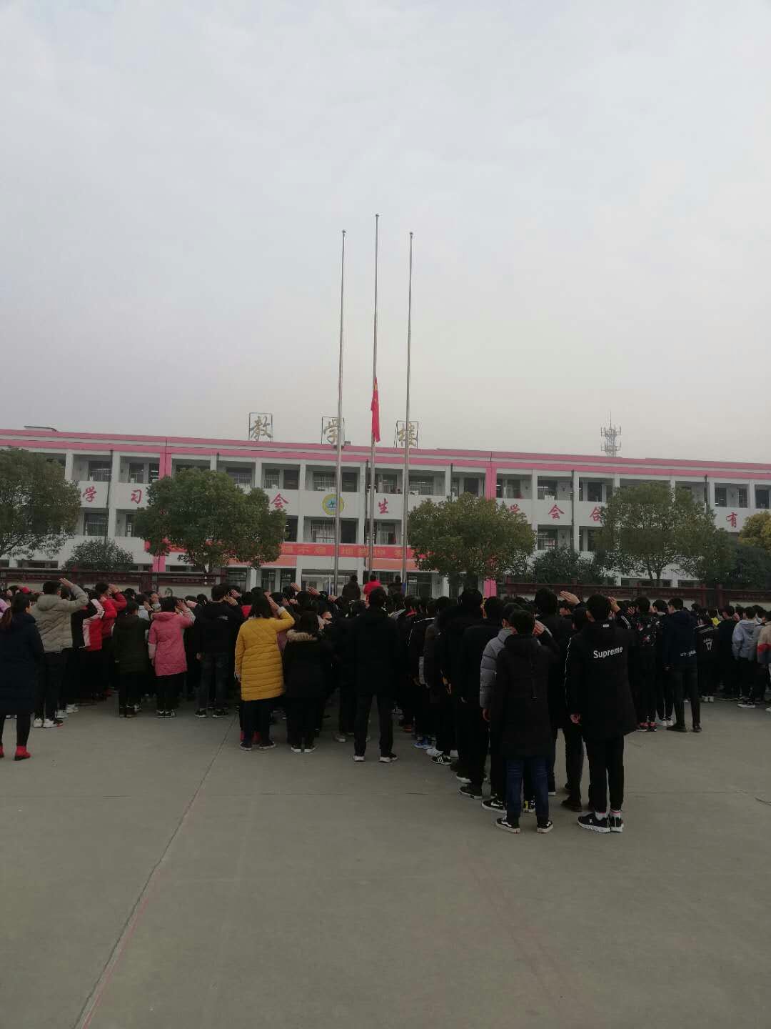 德育我先行 竞相学雷锋