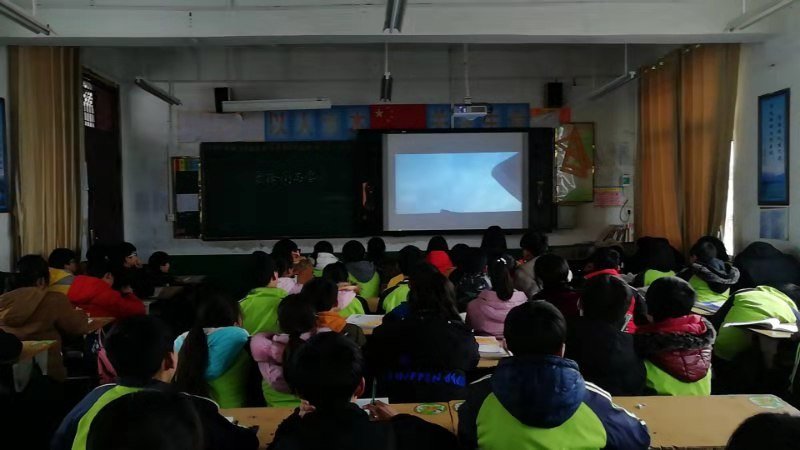 德育我先行 竞相学雷锋