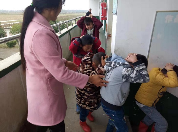 桐河乡大郭庄小学举行防震减灾应急疏散演练活动