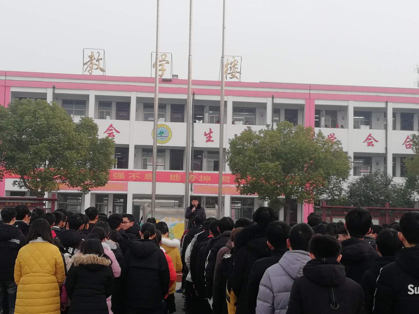 学绅士淑女二十条 讲文明懂礼仪 做新时代的接班人 淅川县厚坡一中开展了争当“绅士，淑女”主题班会活动