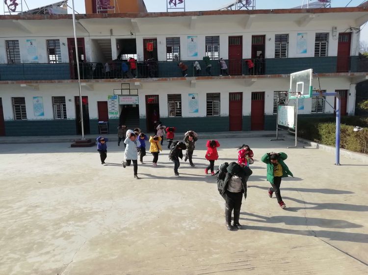 淅川县毛堂乡闫家沟小学：开展疏散演练 提高自救能力