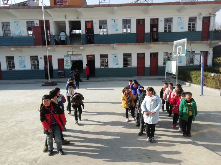 淅川县毛堂乡闫家沟小学：开展疏散演练 提高自救能力