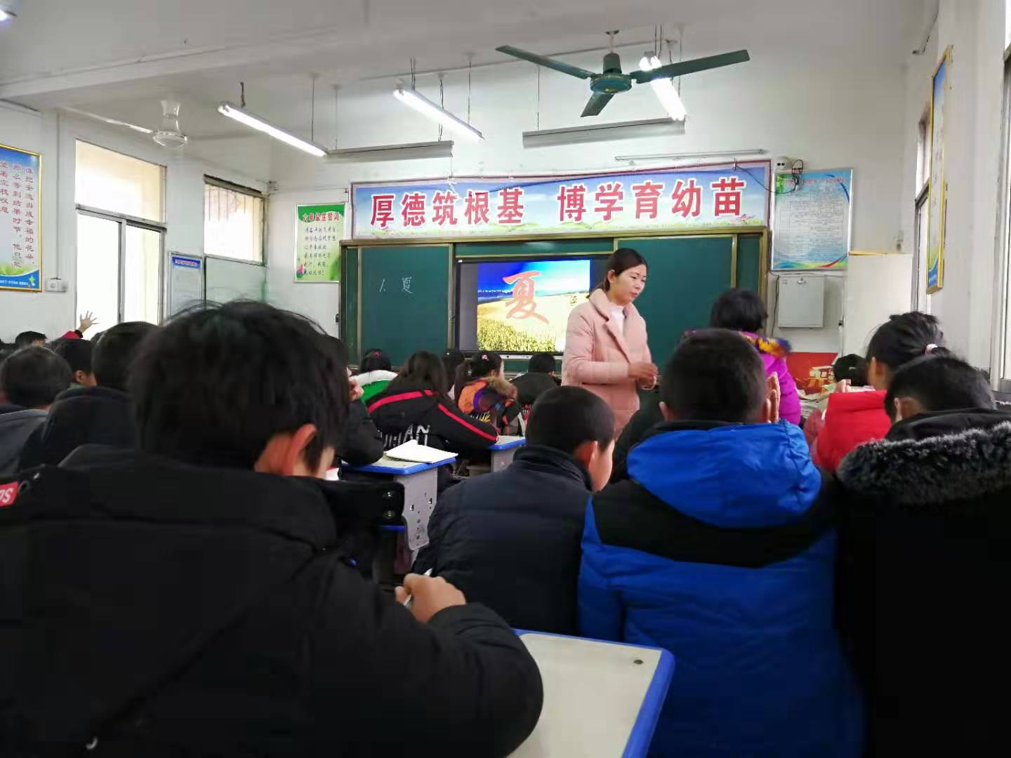 淅川县仓房镇小：听推门课 培养新上岗教师