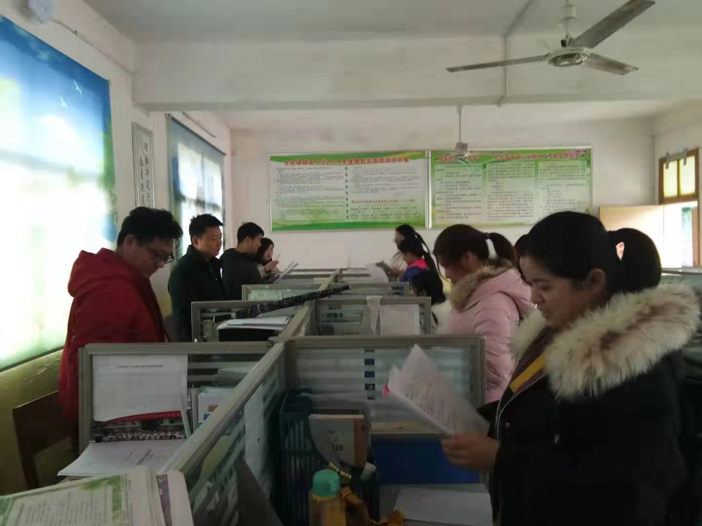 淅川县仓房镇小：听推门课 培养新上岗教师