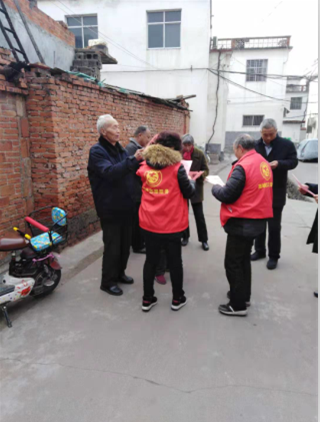 西峡莲花街道开展“牛皮癣”小广告专项整治行动，巩固“双提双建”创建成果