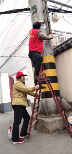 西峡莲花街道开展“牛皮癣”小广告专项整治行动，巩固“双提双建”创建成果