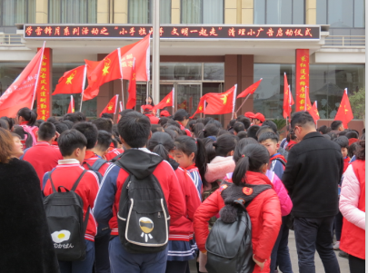 西峡莲花街道开展“牛皮癣”小广告专项整治行动，巩固“双提双建”创建成果