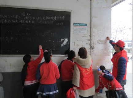 西峡莲花街道开展“牛皮癣”小广告专项整治行动，巩固“双提双建”创建成果