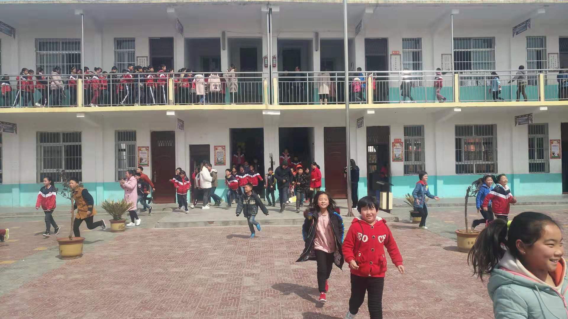 马振抚镇第一中心小学举行安全紧急疏散演练