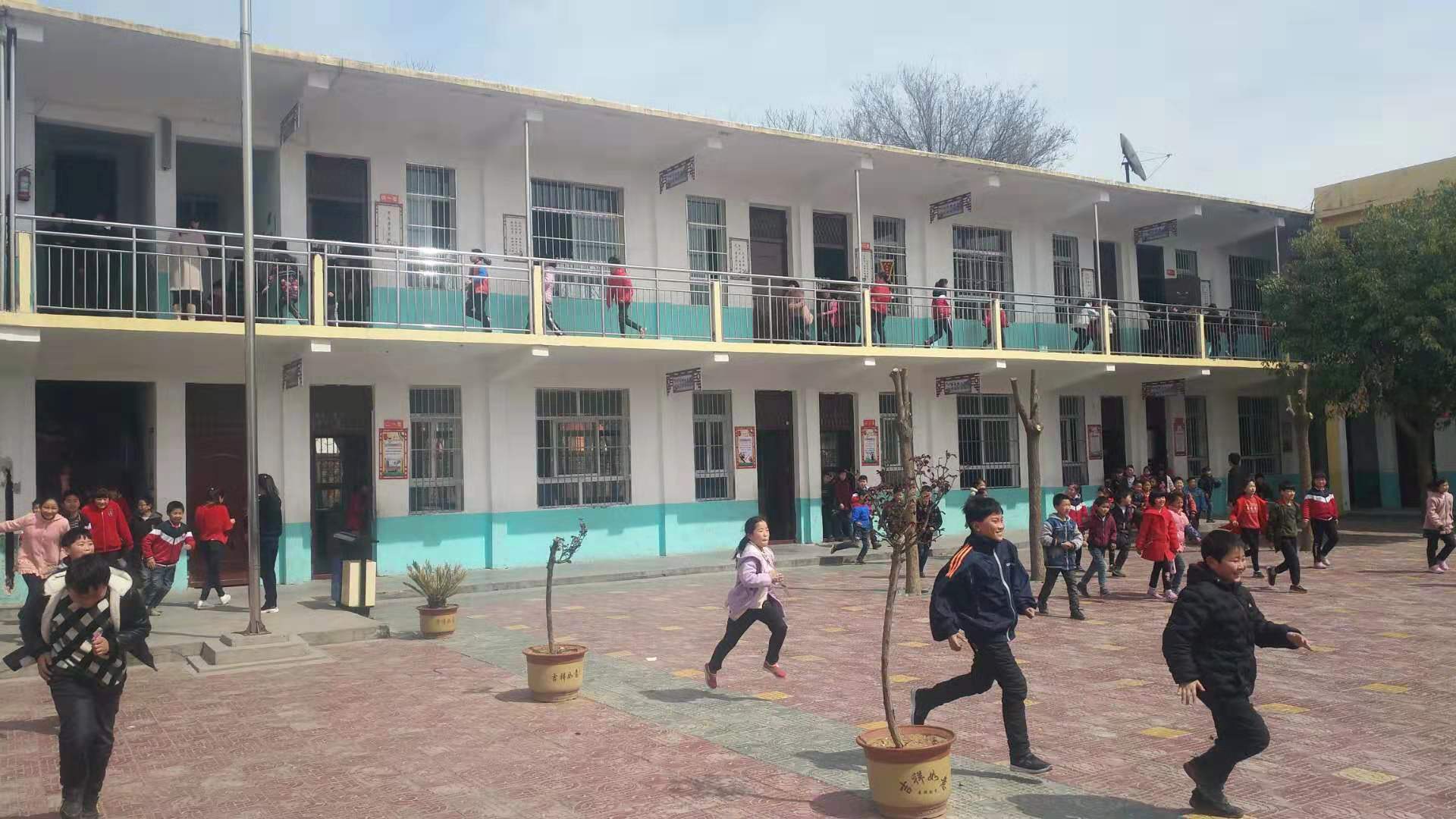 马振抚镇第一中心小学举行安全紧急疏散演练