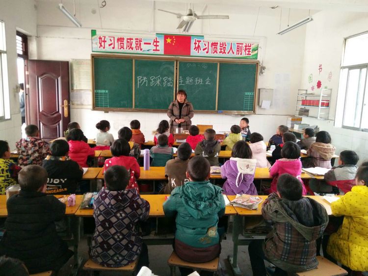 淅川县毛堂乡大庙小学:举行防踩踏安全演练活动