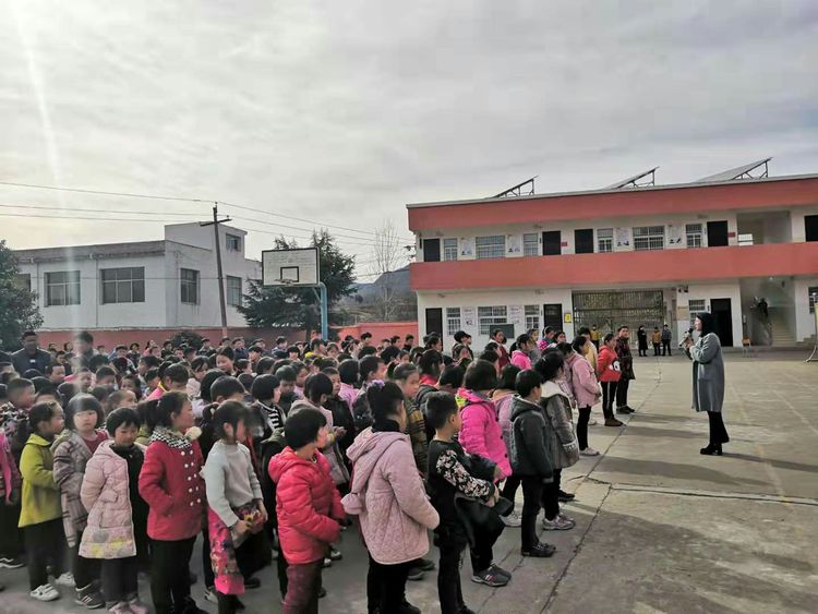 淅川县毛堂乡大庙小学:举行防踩踏安全演练活动