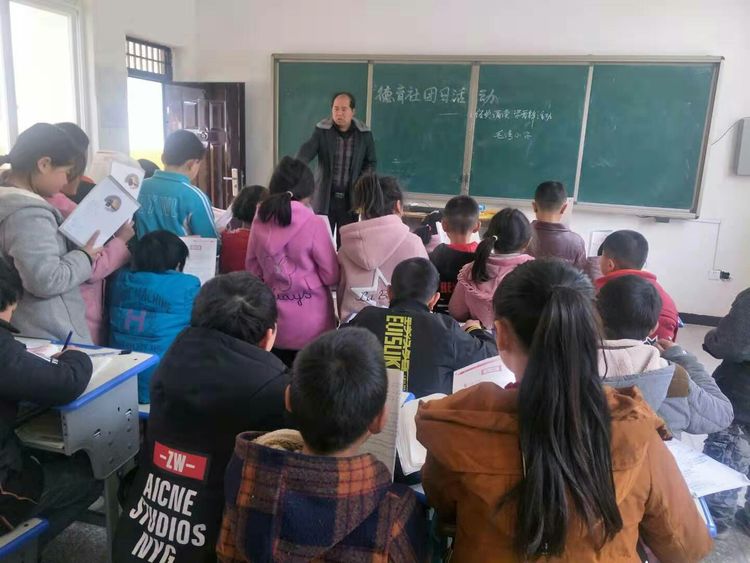 淅川县毛堂乡毛湾小学：开展经典诵读英雄主义教育 学雷锋活动教育